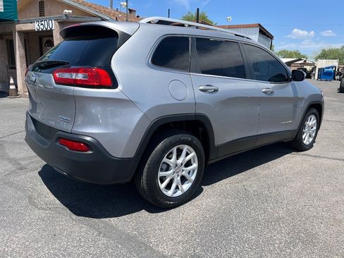 Used 2017 Jeep Cherokee Latitude FWD image 4