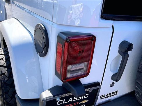 Used 2015 Jeep Wrangler Unlimited Sahara w/ Connectivity Group image 21