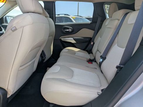 Used 2018 Jeep Cherokee Latitude FWD image 14