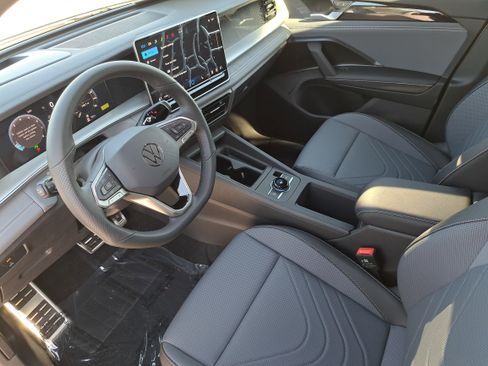 New 2026 Volkswagen Tiguan SE R-Line FWD image 16