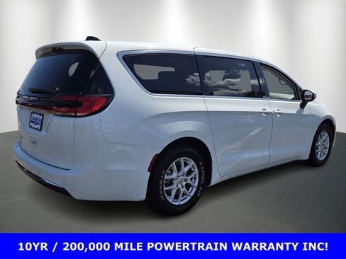 Used 2023 Chrysler Pacifica Touring-L image 5