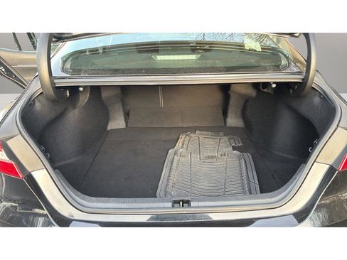 Used 2018 Toyota Camry LE image 15