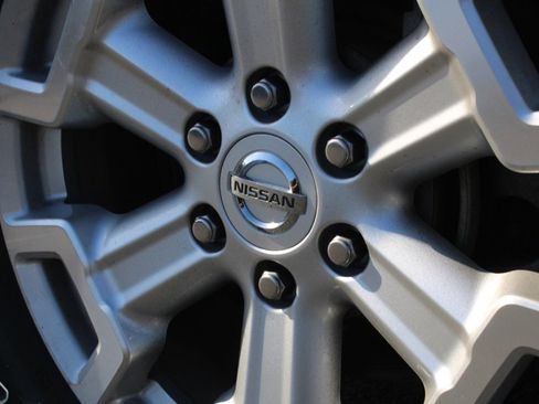 Used 2019 Nissan Titan SV w/ SV Convenience Package image 17