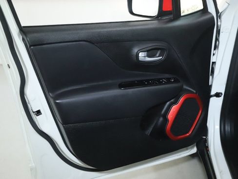 Used 2023 Jeep Renegade Latitude w/ Sun/Sound Group AWD/4WD image 16