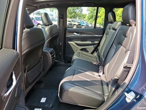 New 2026 Jeep Grand Cherokee Limited AWD/4WD image 6
