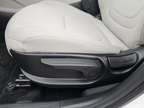 Certified 2025 Hyundai Tucson SE image 13