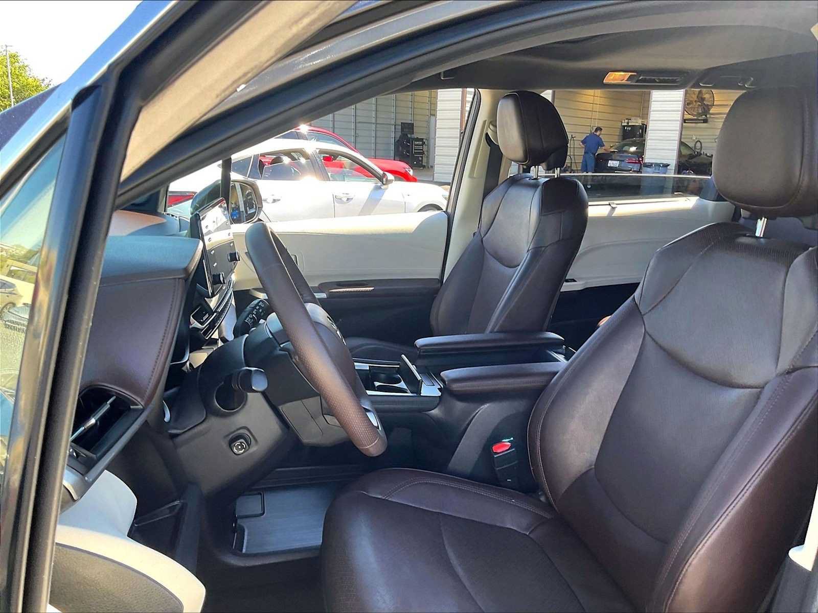 Used 2024 Toyota Sienna Platinum FWD image 25