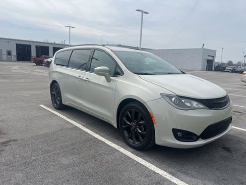 Used 2020 Chrysler Pacifica Touring-L Plus w/ S Appearance Package image 7