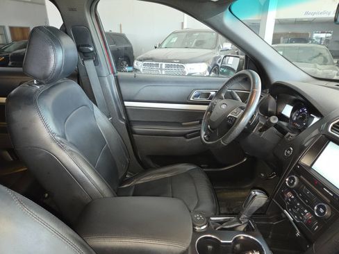 Used 2016 Ford Explorer XLT w/ Equipment Group 202A AWD/4WD image 31