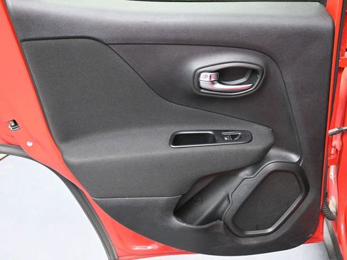 Used 2020 Jeep Renegade Latitude FWD image 14