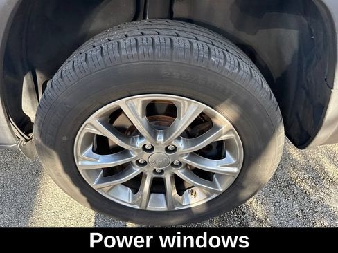 Used 2021 Jeep Cherokee Latitude Lux w/ Sun & Sound Group FWD image 7