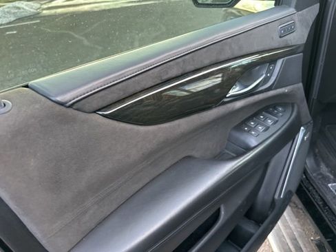 Used 2019 Cadillac Escalade Platinum image 7