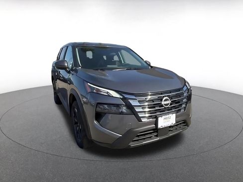 Used 2025 Nissan Rogue SV image 3