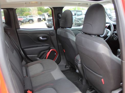 Used 2018 Jeep Renegade Trailhawk AWD/4WD image 22