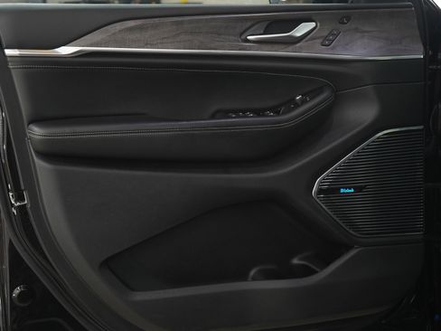 Used 2023 Jeep Grand Cherokee Overland w/ Advanced Protech Group III image 20