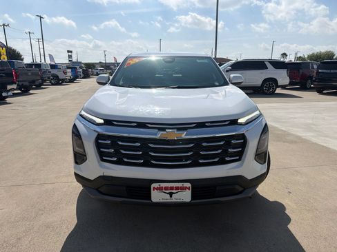 Used 2025 Chevrolet Equinox LT AWD/4WD image 2