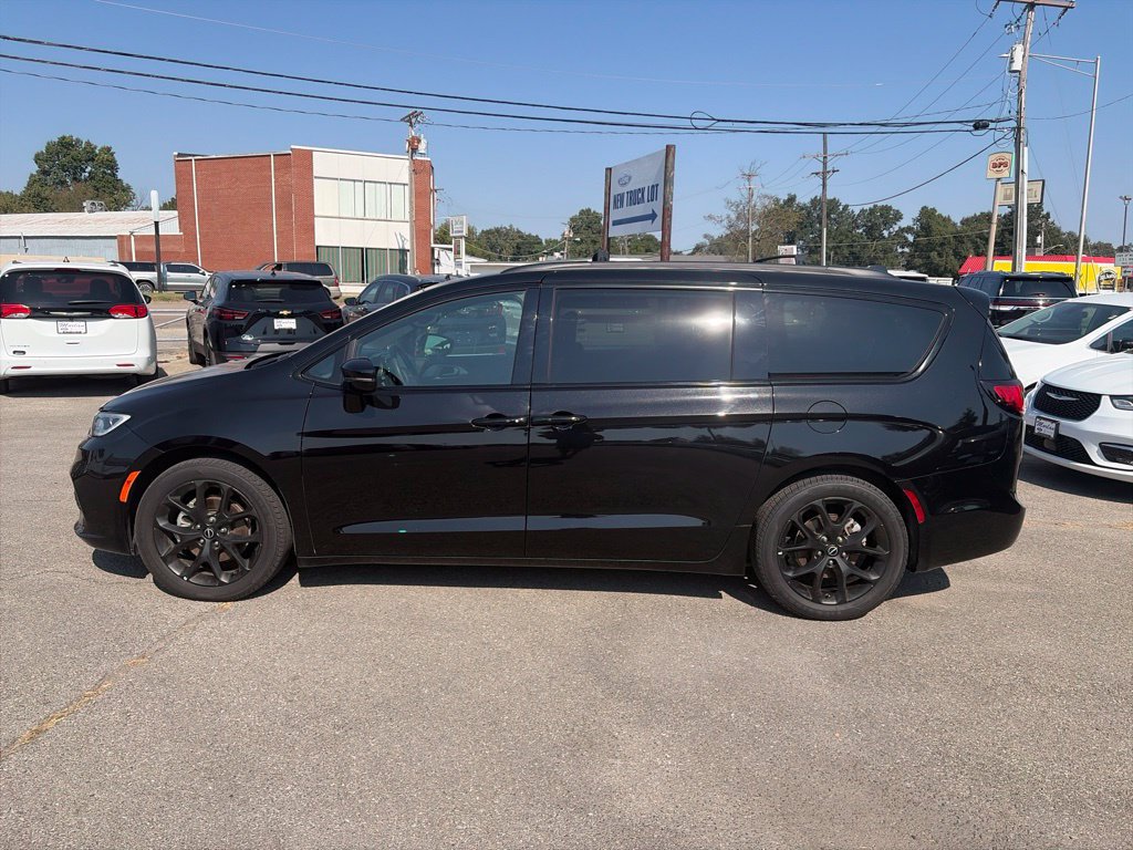 Used 2025 Chrysler Pacifica Limited FWD image 3