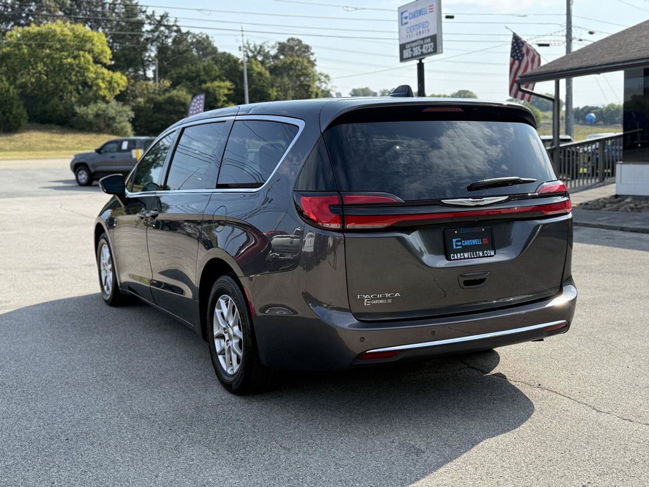 Used 2023 Chrysler Pacifica Touring FWD image 8