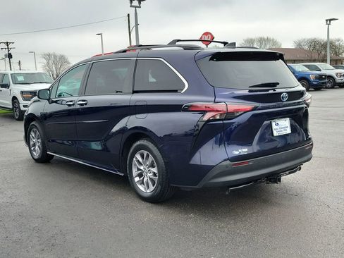 Used 2022 Toyota Sienna XLE image 6