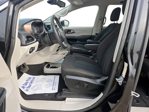Used 2023 Chrysler Voyager LX image 28