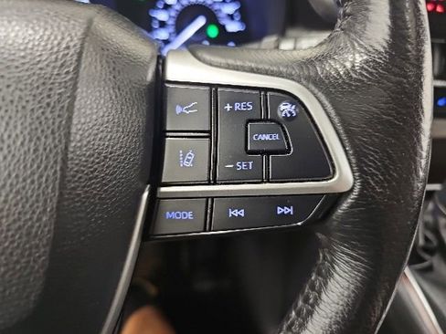 Used 2023 Toyota Sienna XLE FWD image 19