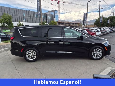 Used 2024 Chrysler Pacifica Touring-L FWD image 2