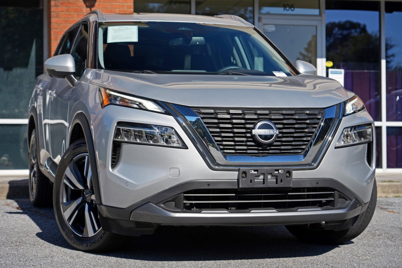 Used 2023 Nissan Rogue SL w/ SL Premium Package FWD image 2