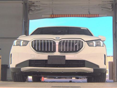 Used 2024 BMW i5 eDrive40i w/ Convenience Package image 3