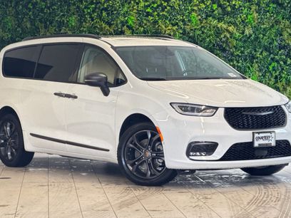 Used 2023 Chrysler Pacifica Touring-L w/ Road Tripper Package