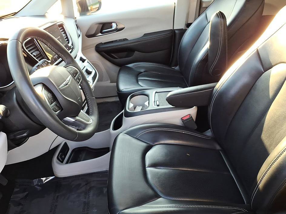 Used 2023 Chrysler Pacifica Touring-L FWD image 15