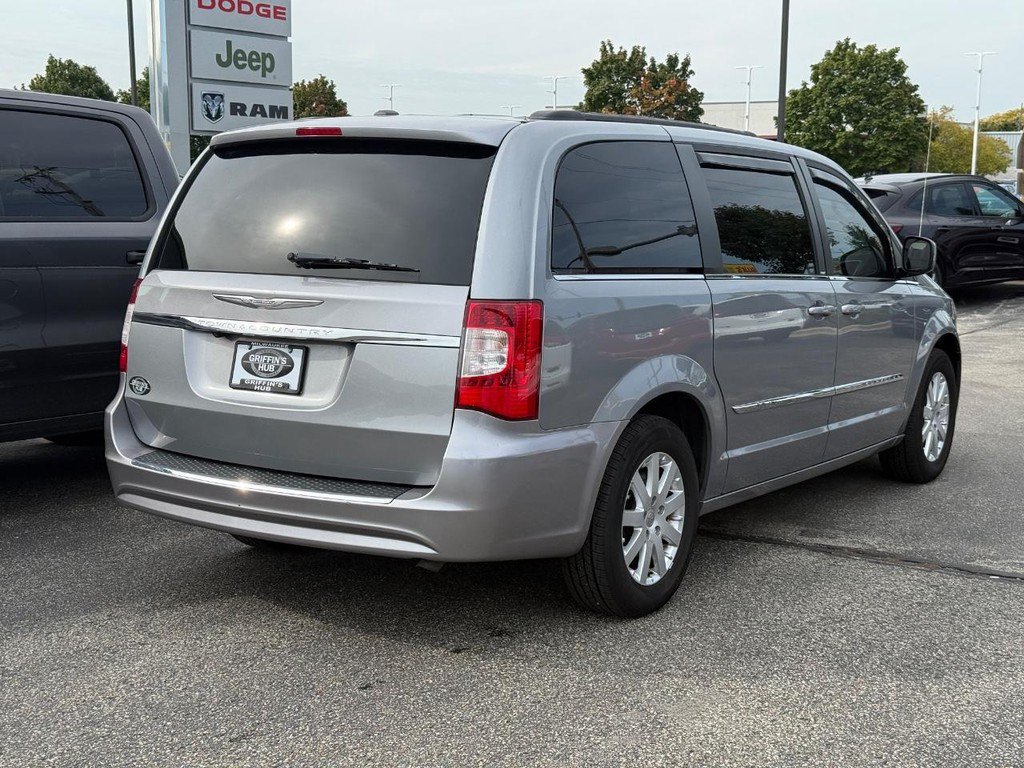 Used 2014 Chrysler Town & Country Touring FWD image 3