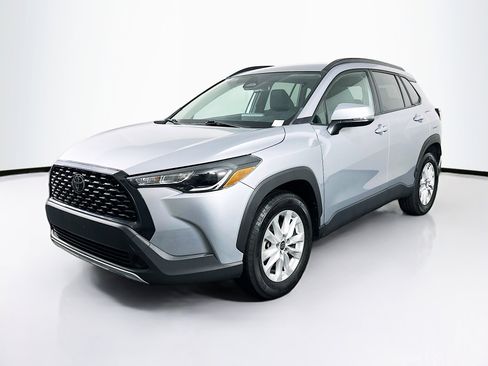 Used 2024 Toyota Corolla Cross LE image 3