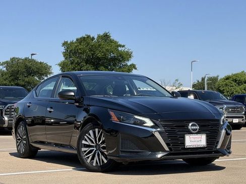 Used 2024 Nissan Altima 2.5 SV FWD image 2