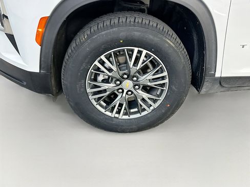 Used 2025 Chevrolet Traverse LT image 11
