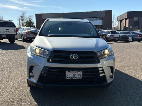 Used 2018 Toyota Highlander SE image 2