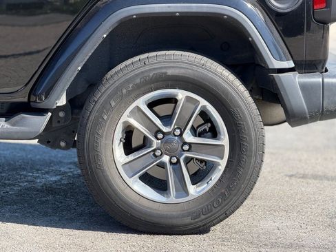 Used 2022 Jeep Wrangler Unlimited Sahara AWD/4WD image 3
