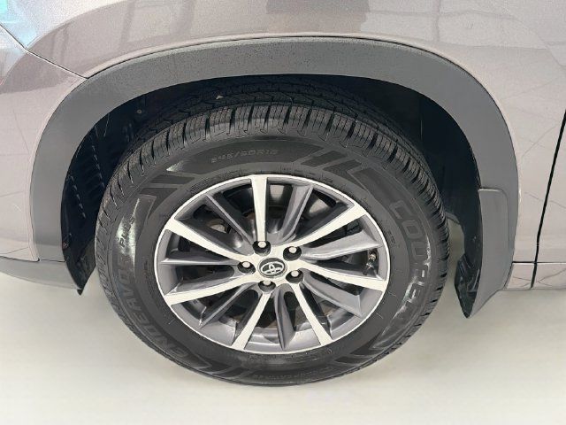 Certified 2017 Toyota Highlander XLE w/ Carpet Mat Package AWD/4WD image 23