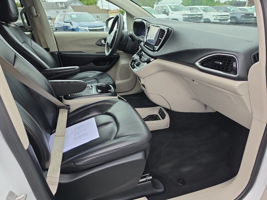 Used 2023 Chrysler Pacifica Touring-L FWD image 15