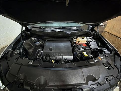 Used 2023 Chevrolet Traverse LT w/ Rear Camera Mirror Package image 27