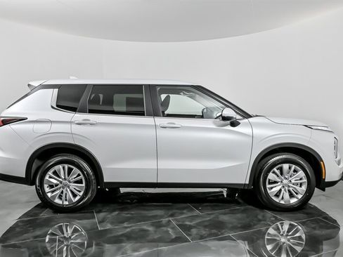 New 2025 Mitsubishi Outlander ES image 9