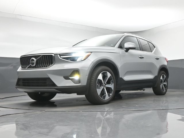 Used 2024 Volvo XC40 B5 Plus AWD/4WD image 12