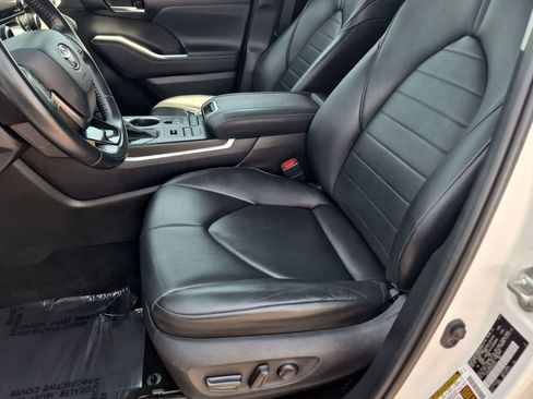Used 2021 Toyota Highlander XLE AWD/4WD image 16