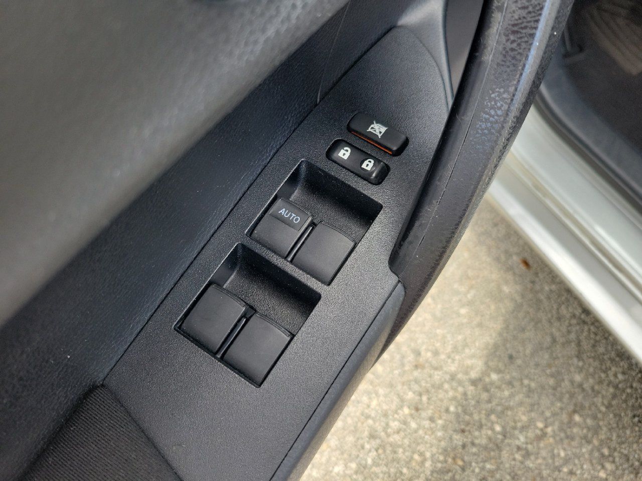 Used 2015 Toyota Corolla L FWD image 13