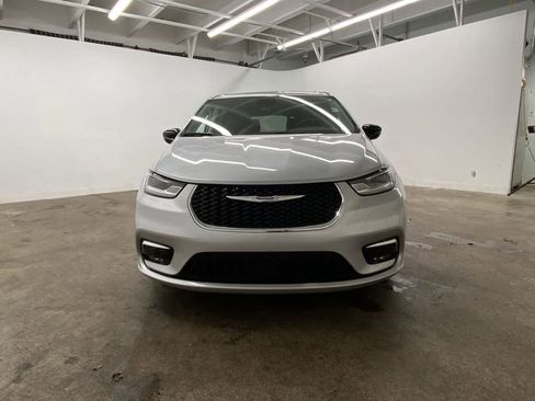 Used 2024 Chrysler Pacifica Touring-L FWD image 9