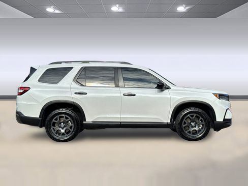 Certified 2025 Honda Pilot TrailSport image 7
