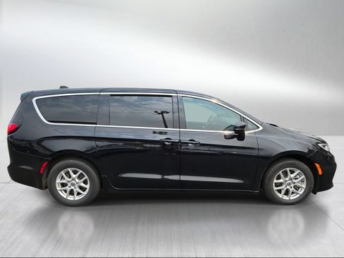 Used 2025 Chrysler Pacifica Select FWD image 2