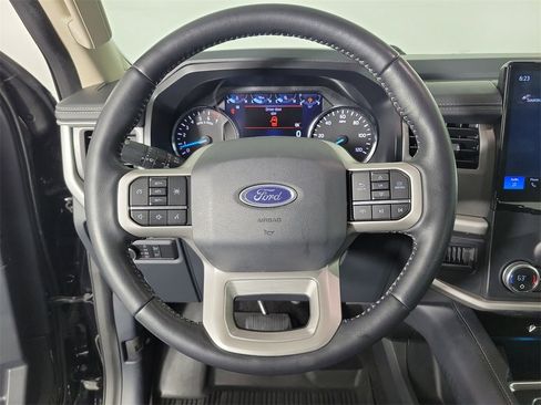 Used 2022 Ford Expedition XLT image 19