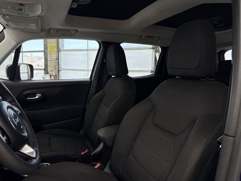 Used 2020 Jeep Renegade Latitude w/ UConnect 8.4 Nav Group FWD image 10