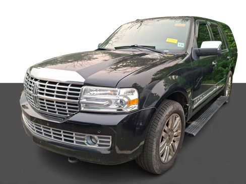 Used 2011 Lincoln Navigator 4WD image 2