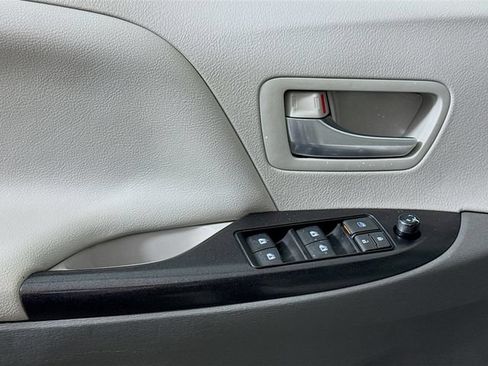 Certified 2017 Toyota Sienna LE FWD image 13